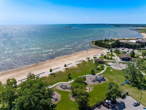 Lake Views | King Bed | Fenced
