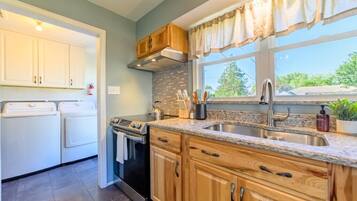 Frigorifero, microonde, forno, piano cottura