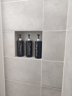 Asciugacapelli, asciugamani, sapone, carta igienica