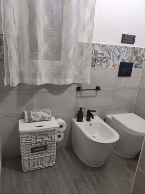 Hårtørrer, håndklæder, Sæbe, Toiletpapir