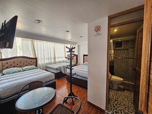 Desk, laptop workspace, free WiFi - Las Margaritas Apart (Cusco)