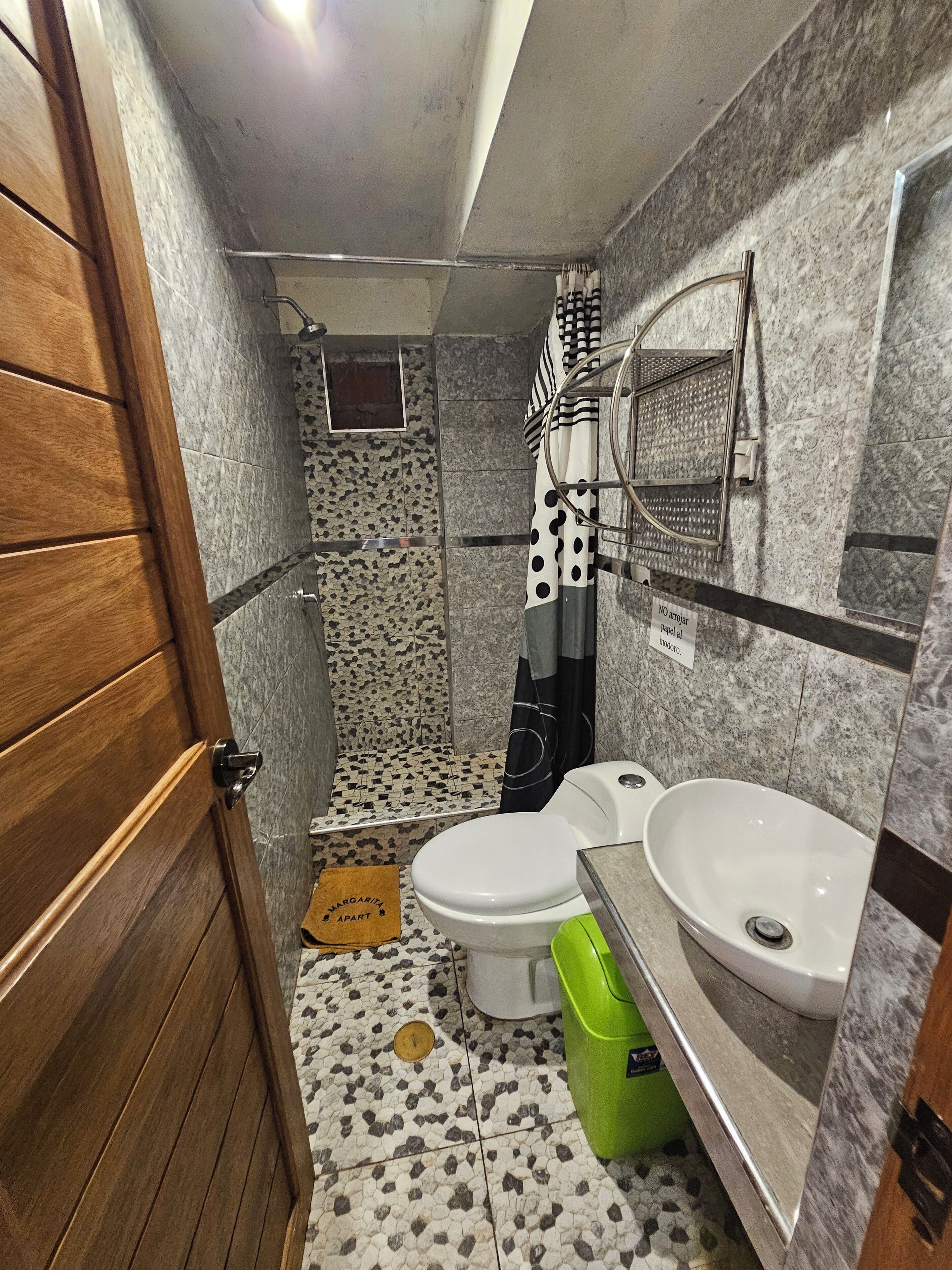 家庭公寓, 多張床, 庭院, 河景 | 浴室 | 淋浴設備