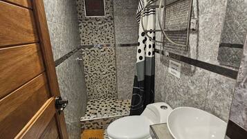 Family Apartment, Berbilang Katil, Patio, River View | Bilik Mandi | Pancuran mandi