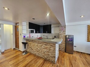 Geladeira, micro-ondas, fogão, cooktop