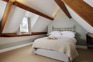 5 chambres, bureau, fer et planche à repasser, lit parapluie