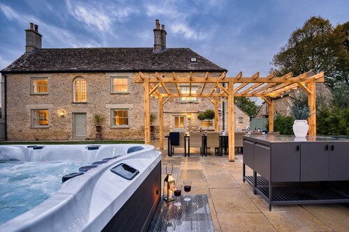 Dog friendly holiday home with a hot tub - Green Farm