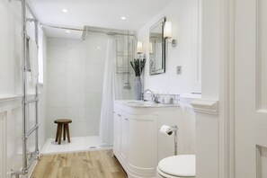 Shower, hair dryer - Dog friendly holiday home with a hot tub - Green Farm (Lechlade-on-Thames)