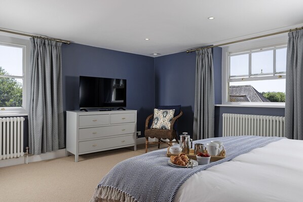 5 habitaciones, escritorio y tabla de planchar con plancha 