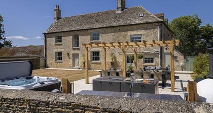 Dog friendly holiday home with a hot tub - Green Farm