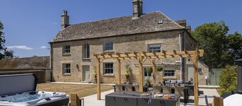 Dog friendly holiday home with a hot tub - Green Farm