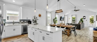 Blue Horizon Beach House 5 Bedrooms •4 Baths•9 Beds•Walk to Beach•Prime Location