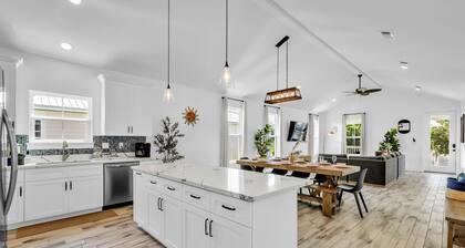 Blue Horizon Beach House 5 Bedrooms •4 Baths•9 Beds•Walk to Beach•Prime Location