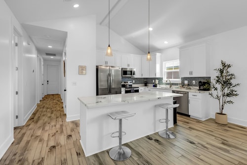 Blue Horizon Beach House 5 Bedrooms •4 Baths•9 Beds•Walk to Beach•Prime Location