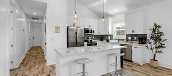 Blue Horizon Beach House 5 Bedrooms •4 Baths•9 Beds•Walk to Beach•Prime Location