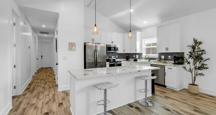 Blue Horizon Beach House 5 Bedrooms •4 Baths•9 Beds•Walk to Beach•Prime Location