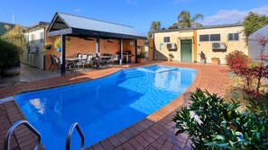 Outdoor pool - Oasis Motor Inn (Broken Hill)