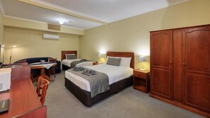 Classic Room, Multiple Beds | Laptop workspace, blackout drapes, iron/ironing board, free WiFi - Oasis Motor Inn (Broken Hill)