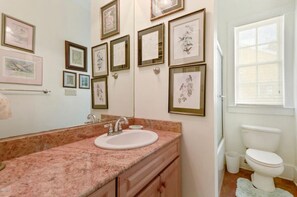Baignoire à jets, sèche-cheveux, bidet, serviettes fournies