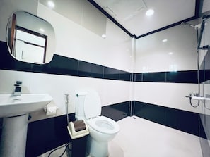 Superior driepersoonskamer | Badkamer | Gratis toiletartikelen, handdoeken, zeep, shampoo