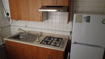 Jääkaappi, mikroaaltouuni, liesi, kahvin-/teenkeitin