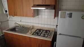 Jääkaappi, mikroaaltouuni, liesi, kahvin-/teenkeitin