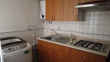 Kühlschrank, Mikrowelle, Herdplatte, Wasserkocher mit Kaffee-/Teezubehör