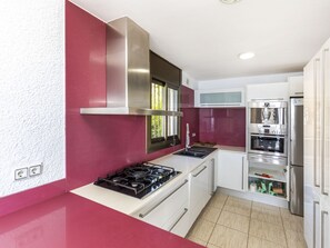 Jääkaappi, mikroaaltouuni, uuni, astianpesukone
