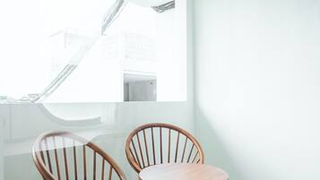 设计客房, 阳台, 城市景观 | 特色装修、特色家居、办公桌、笔记本电脑工作区