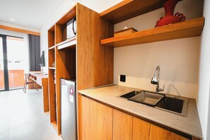 Rom – design, balkong, byutsikt | Eget kjøkken | Kjøleskap, mikrobølgeovn, oppvaskmaskin og kaffetrakter/tekoker