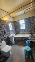 Deluxe Double Room | Bathroom | Towels, soap, shampoo