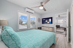 6 bedrooms, iron/ironing board, internet, bed sheets - Spacious Modern Beach House- Direct Beach Access! (North Myrtle Beach)