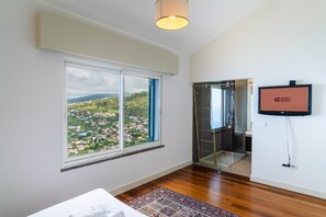 3 bedrooms, iron/ironing board, Internet, bed sheets