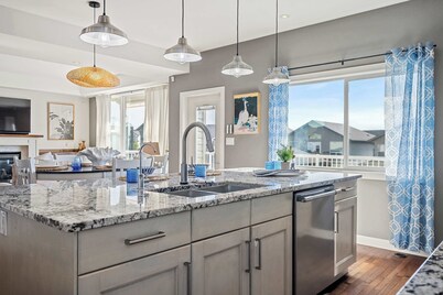 Luxe & Lake  6BR Getaway  Hot Tub  Near the Lake