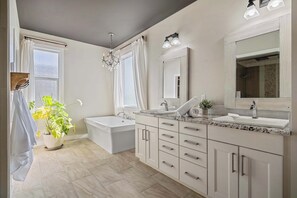 Dusj, hårføner, håndklær og såpe