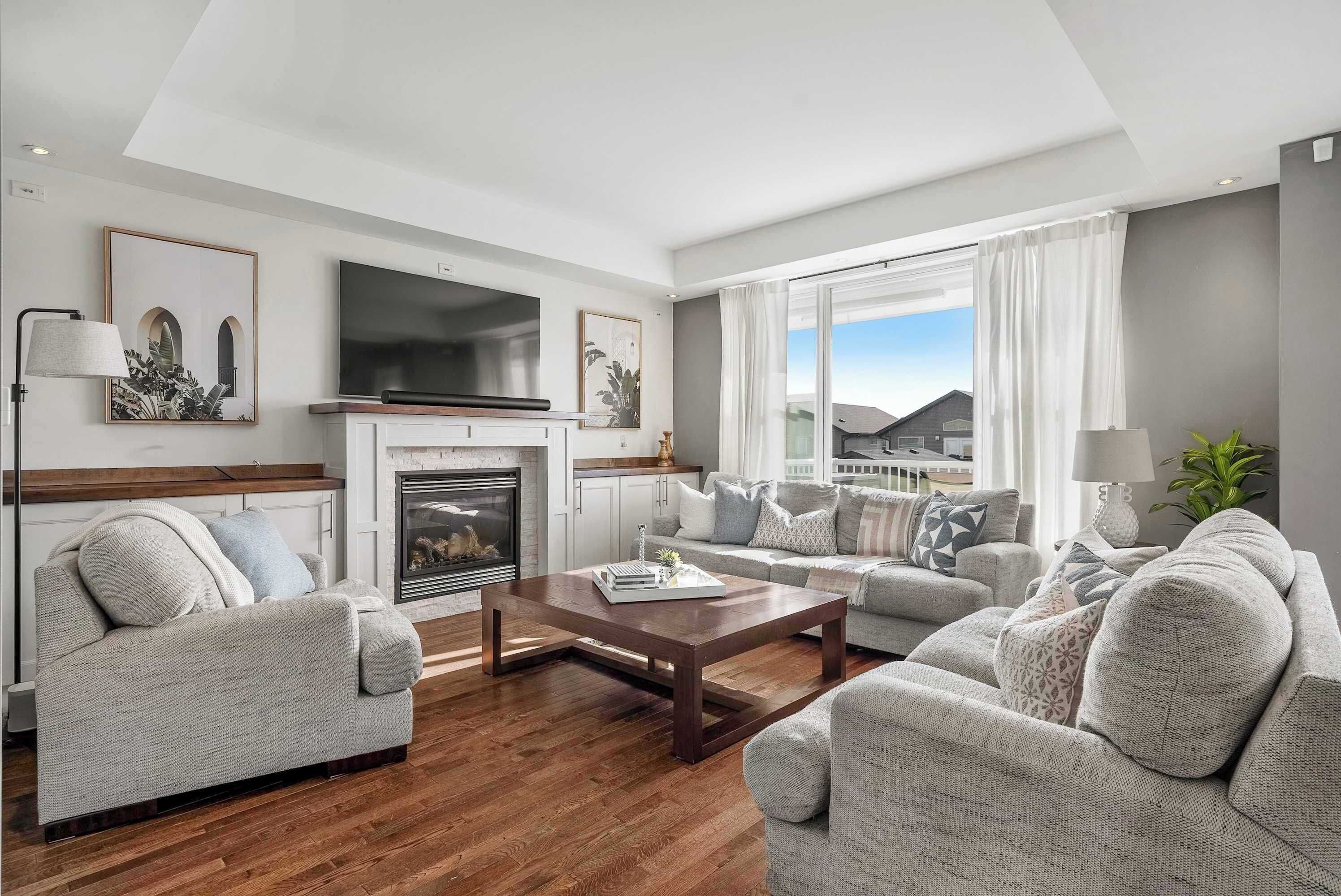 Een televisie, een open haard en een kantoor