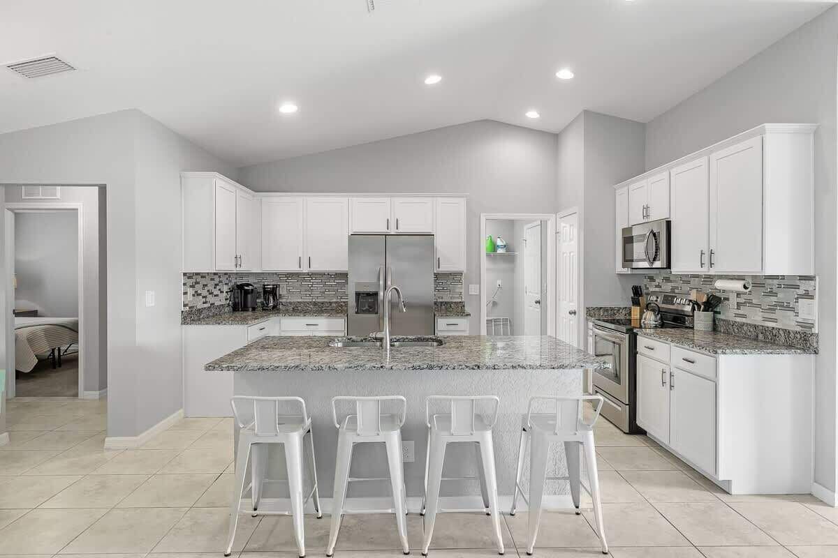 Geladeira, micro-ondas, fogão, cooktop