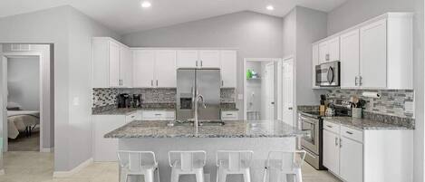 Geladeira, micro-ondas, fogão, cooktop