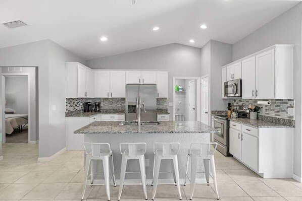 Geladeira, micro-ondas, fogão, cooktop