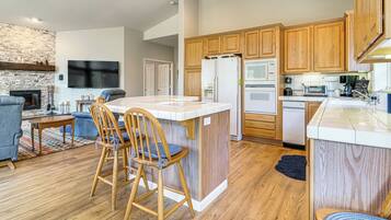 Coffee/tea maker, cookware/dishes/utensils