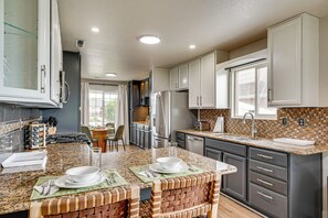 Refrigerador, microondas, horno y parrilla de estufa 