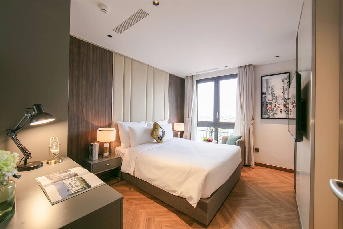 Premier Twin city view room with bathtub | In-room safe, blackout drapes, free WiFi