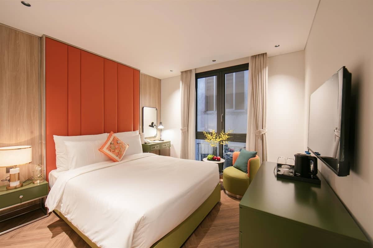 In-room safe, blackout drapes, free WiFi