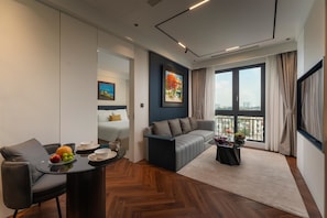 Luxury Studio Suite | Minibar, in-room safe, blackout drapes, soundproofing
