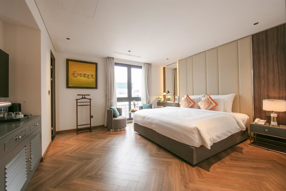 Family room with bathtub, city view | In-room safe, blackout drapes, free WiFi