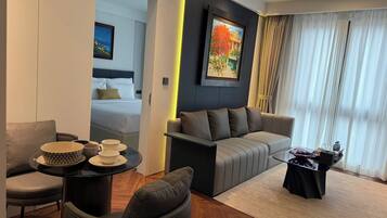 Luxury Studio Suite | In-room safe, blackout drapes, free WiFi, bed sheets