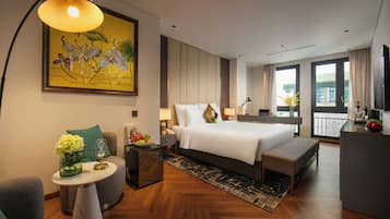 Executive room with bathtub | In-room safe, blackout curtains, free WiFi