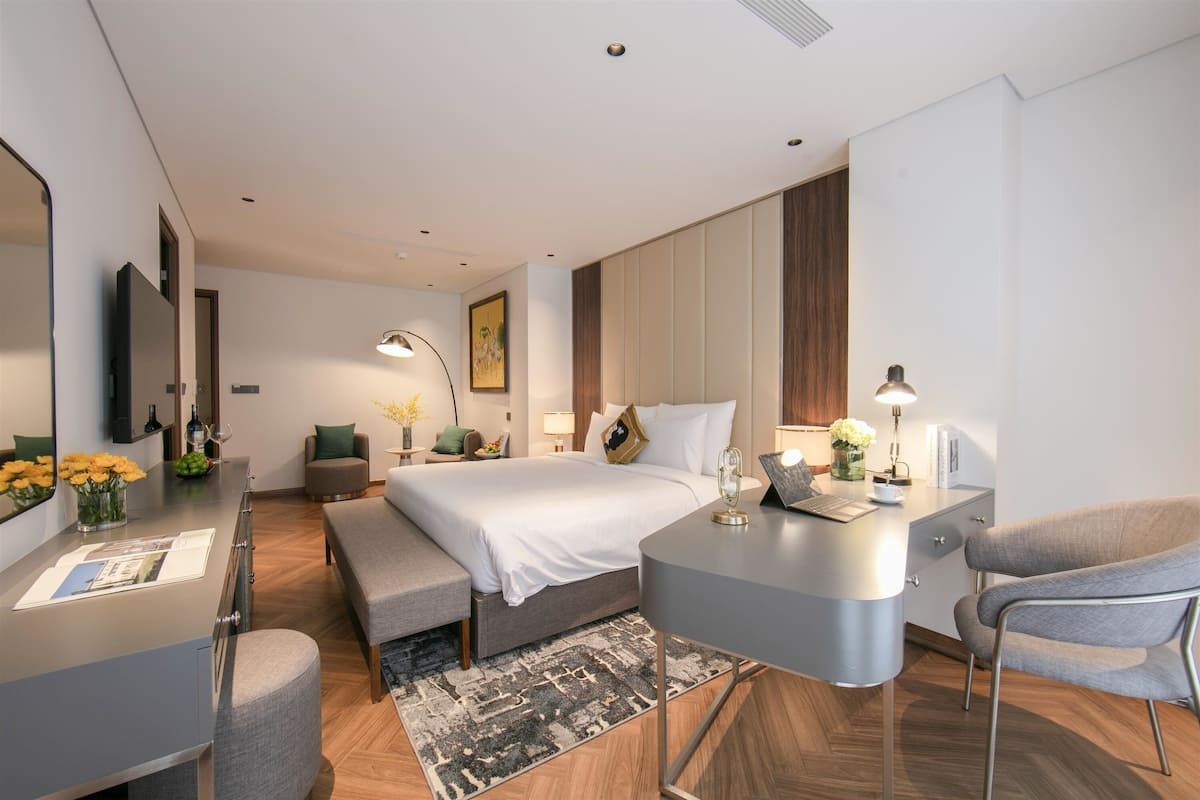 Executive room with bathtub | In-room safe, blackout drapes, free WiFi