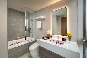 Habitación superior | Baño | Secador de pelo, zapatillas, toallas y jabón
