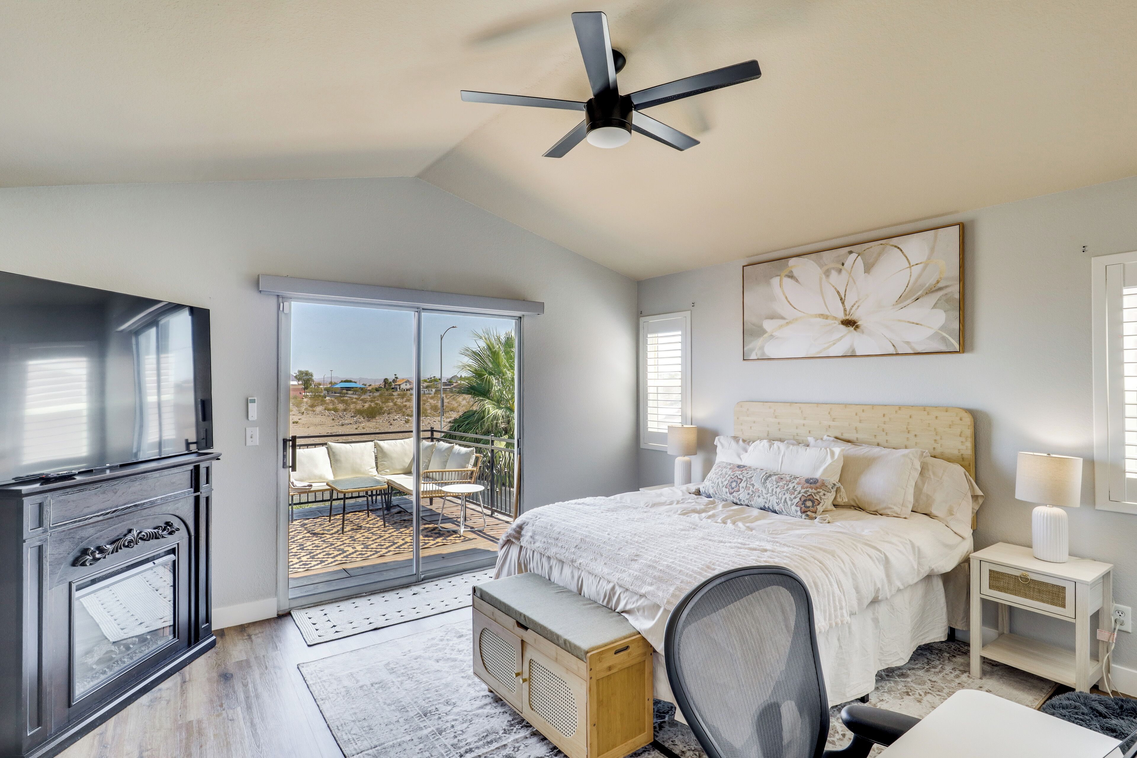 5 bedrooms, desk, iron/ironing board, travel crib