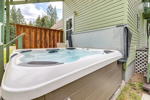 Outdoor spa tub - Private Hot Tub: 'Enchanted Hideaway' in Lincoln! (Lincoln)